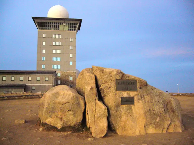 Der höchste Punkt ist erreicht, 1141 Meter über dem Meer. Die Zahl auf der Bronzeplatte stimmt inzwischen nicht mehr. Neuere Satellitenmessungen haben eine andere ergeben.