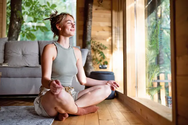 Körper und Seele wieder ins Gleichgewicht bringen: Entspannungstechniken wie Meditation, Yoga und kleine Auszeiten sind hier hilfreich.
 | Foto: DJD/Homöopathisches Laboratorium/Getty Images/SrdjanPav