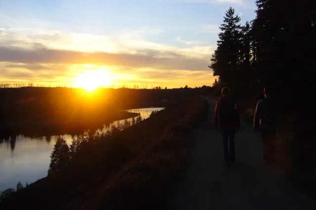 Als wir sie erreichen, verabschiedet sich die Sonne von uns. Das letzte Wegstück hinter dem Molkenhaus geht es im Stockdunklen zurück. Es war eine schöne Wanderung. 