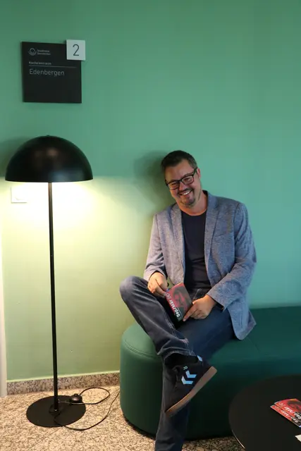 Kulturamtsleiter Uwe Wagner stellt das neue Programm der Stadthalle Gersthofen im frisch renovierten Grünen Foyer der Stadthalle vor. | Foto: Florian Handl