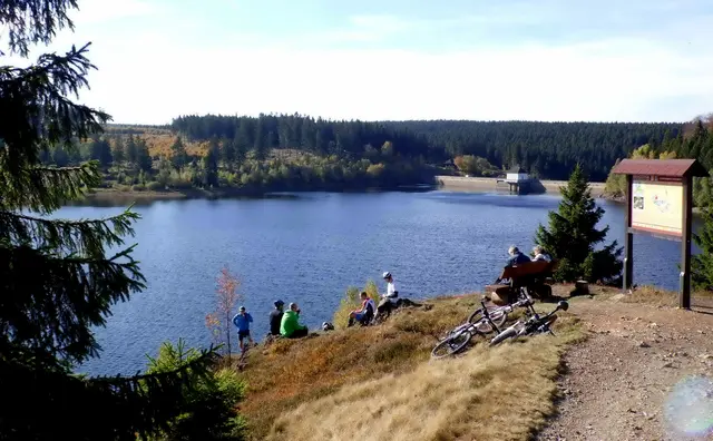 Natürlich muss auch mal eine Pause sein. Und an diesem schönen Spätsommertag wärmen uns die Strahlen der Sonne dazu.