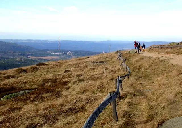 Wir blicken noch einmal in alle Richtungen, ist doch der Brocken berühmt für seine Aussicht. An diesem Tag ist die Sicht allerdings nur mittelmäßig. 