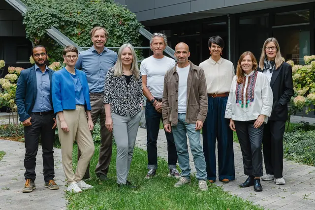 Die Jury des Bundespreis Ecodesign 2025: Jurymitglieder von links nach rechts: Siddharth Prakash | Ina Budde I Michael Volkmer I | Dr. Bettina Rechenberg I Werner Aisslinger | Prof. Matthias Held | Anja Hanslik in Vertretung von Rita Schwarzelühr-Sutter MdB | Paula Raché I Prof. Dr. Claudia Perren | Foto: Quelle: Sandra Kühnapfel © IDZ