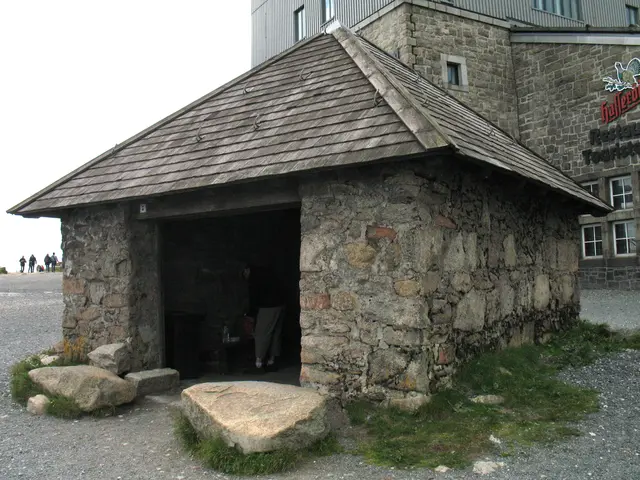 Das Wolkenhäuschen, das älteste Gebäude auf dem Brocken, lädt, geschützt vor Wind und Wetter, zum Picknicken ein. 