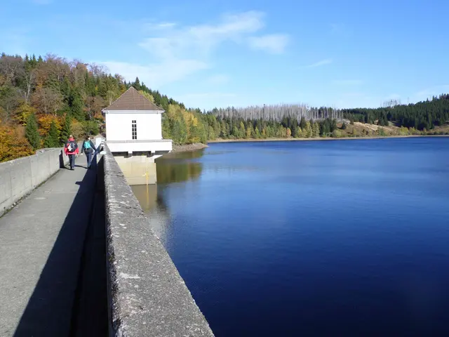 Auch verlief diese mitten durch die Sperrmauer, die wir überqueren und damit nach Sachsen-Anhalt kommen.