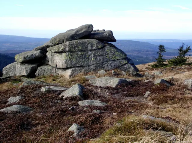 ...nach unten auf die Felsgruppen von Teufelskanzel und Hexenaltar. In der romantischen Zeit wurde darauf in der Walpurgisnacht aus dem Faust rezitiert.