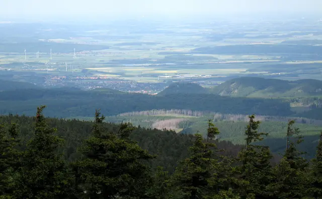 Und in nördlicher Richtung sehen wir Bad Harzburg mit dem Burgberg. Noch 13 Kilometer Rückweg sind es bis dorthin. 