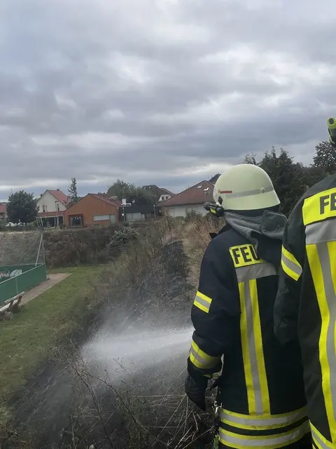 Auf ca. 200 m² ist die trockene Vegetation verbrannt | Foto: OFw Hüpede / Jens Beier
