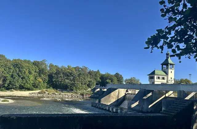 Eine neue Zeitrechnung für die Fische und Kleinlebewesen im Lech bricht am Augsburger Hochablass an: Mit dem Bau der Fischaufstiegsanlage unterhalb der „Bastion“ (links) ist das historische Wehr für Fische und Kleinlebewesen erstmals barrierefrei zu überwinden. | Foto: swa / Thomas Hosemann