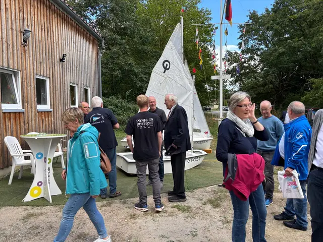 Eintreffen der Gäste vor der Bootshalle | Foto: Bernhard Kreft