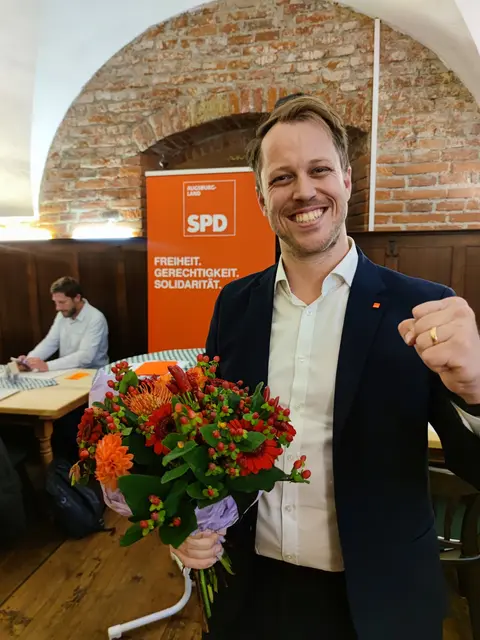Das Bild zeigt Fabian Wamser nach seiner Wahl zum Landrats-Kandidaten der SPD | Foto: Andrea Collisi / SPD Augsburg-Land