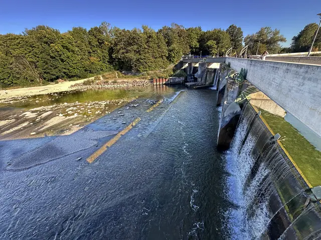 Eine neue Zeitrechnung für die Fische und Kleinlebewesen im Lech bricht am Augsburger Hochablass an: Mit dem Bau der Fischaufstiegsanlage unterhalb der „Bastion“ (links) ist das historische Wehr für Fische und Kleinlebewesen erstmals barrierefrei zu überwinden. | Foto: swa / Thomas Hosemann