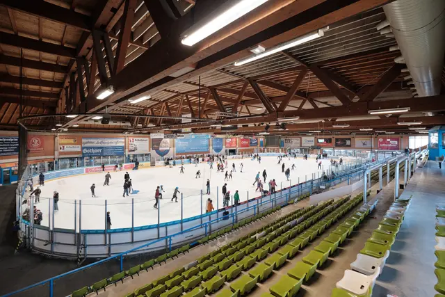 Wenn in der Pharmpur EISARENA mit dem ersten Publikumslauf am 25. Oktober 2025 (14 bis 16 Uhr) die neue Eissaison 2025/26 für die Öffentlichkeit beginnt, dann sind auch die aktuellen Arbeiten für den zweiten Abschnitt der Brandschutzertüchtigung zu sehen. | Foto: Sebastian Schlerege