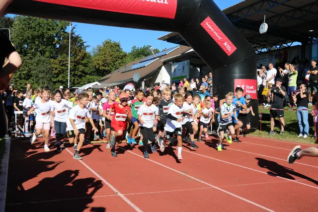 Auf die Plätze, fertig, los! Und schon waren die Kids auf Ihrer 1,3 Kilometer langen Strecke.