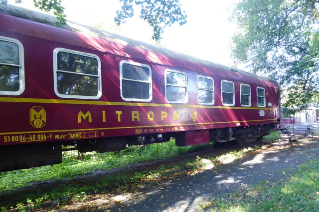 Hier steht ein Mitropa-Reisewagen.