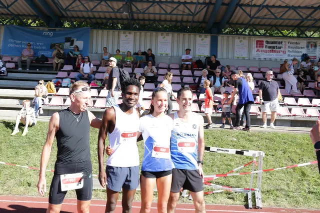 Platz 4, 1, 3 und 2 (von links:): Waldemar Wollnik, Geofrey Lwigo, Magdalena Mayer und Tobias Finsinger.