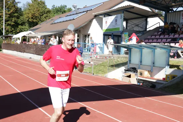 Sportlich und ganz routiniert bewältigte Bürgermeister Richard Greiner die 6 Kilometer lange Laufstrecke.