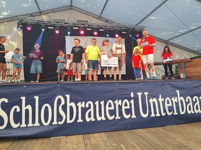 Die Siegerehrung fand anschließend im Festzelt der Wirtsfamilie Metzgerei Schmid auf dem Volksfest statt. Gestiftet wurden die Preise von der Aktionsgemeinschaft Neusäß. | Foto: Aktionsgemeinschaft Neusäß