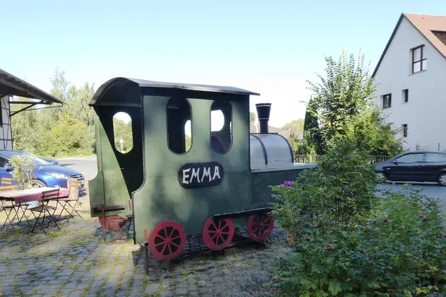 Vor dem Bahnhof lockt die Dampflok Emma, die wohl berühmteste Lokomotive der Welt. Emma lebt in der Geschichte von Michael Ende auf der Insel Lummerland. Ihr bester Freund heißt Jim Knopf und ihr Lokomotivführer ist Lukas. 