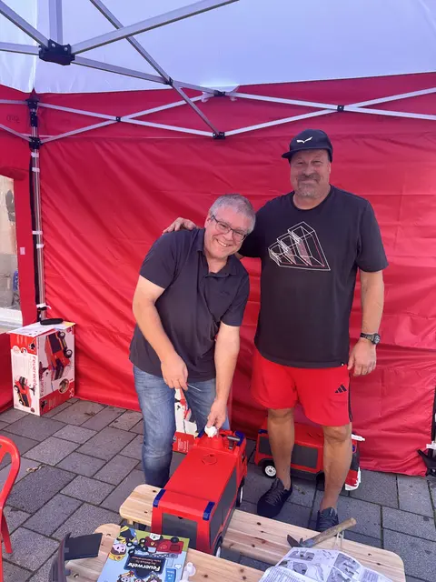 Winfried Lorenz (links) und Jürgen Grunwald beim Aufbau | Foto: SPD Friedberg