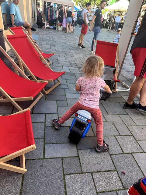 Erst zum Spielen, dann verlost: ich in Polizeimotorrad für Kinder | Foto: SPD Friedberg