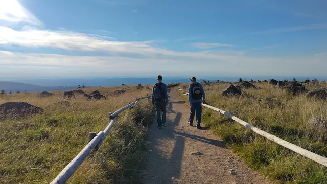 Und dann haben wir den Rundweg erreicht, der um die Brockenkuppe herumführt. An seiner Stelle befand sich vor der Wende eine hohe Betonplattenmauer, gleich der Berliner Mauer, die die gigantische Abhöranlage der Sowjets mit dem Tarnnamen "Jenissej" umschloss und sichern sollte. | Foto: Fabian Wolter