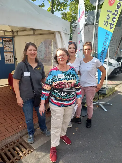 GBK-Stand. Im Vordergrund die Tombola-Macherin Bärbel Wittkopf. Im Hintergrund rechts Maren Hermes, Herausgeberin Bothfeld-Magazin.