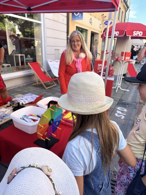 Am Glücksrad konnte jedes Kind etwas gewinnen  | Foto: SPD Friedberg