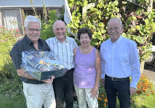 Der Ehrenvorsitzende der Kreisverkehrswacht Aichach-Friedberg, Karl Schießl (2.v.l.) mit Frau Paula, freute sich über die Glückwünsche und ein Präsent von den KVW-Vorsitzenden Helmut Beck (links) und Manfred Losinger (rechts), der zugleich als Vertreter des Landrats gratulierte.