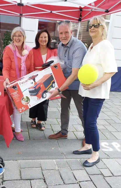 Übergabe eines der verlosten Feuerwehrautos an die Gewinnerin (rechts). | Foto: SPD Friedberg