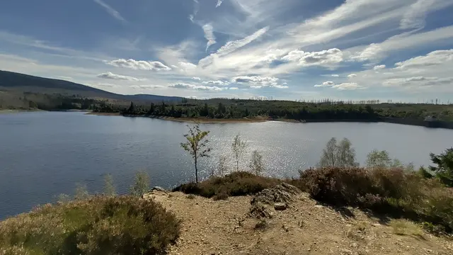 Dabei ergeben sich immer wieder schöne Blicke über den Stausee. | Foto: Fabian Wolter