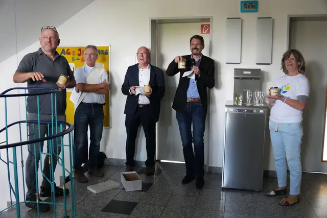 Markus Dörr (von links), Paul Lang, Harald Dörr, Björn Mayr und Dr. Heidemarie Krüger weihten den neuen Wasserspender ein. | Foto: Rotary Club Stadtallendorf