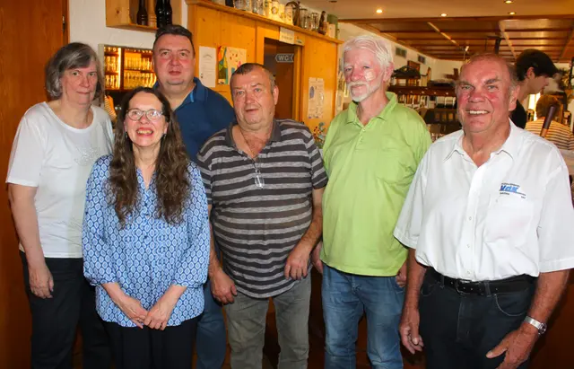 Kreisverbandsvorsitzender Georg Böck (rechts) gratulierte der neugewählten Vorstandschaft mit (von links) Gerlinde Schwegler, Annemarie Probst, Armin Nagl, Stefan Kaiser und Herbert Quis zur Wahl. | Foto: Peter Heider
