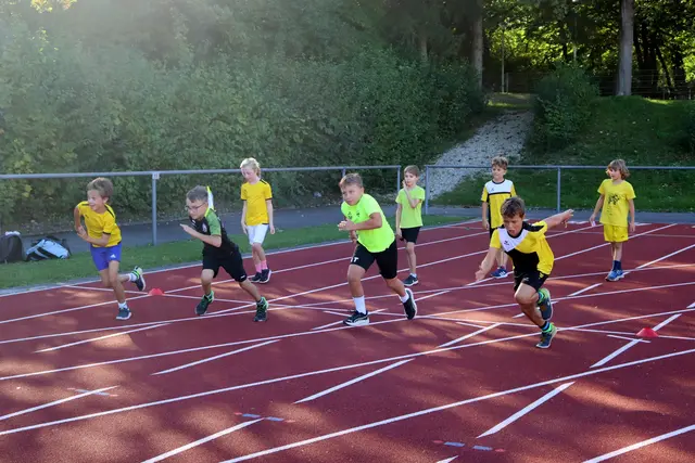 Die vier kleinen Superhelden beim 40m Sprint des Kinder Joy of Moving (KJoM) - Sommer der Kinderleichtathletik (KiLA) Events. | Foto: A. Scheich