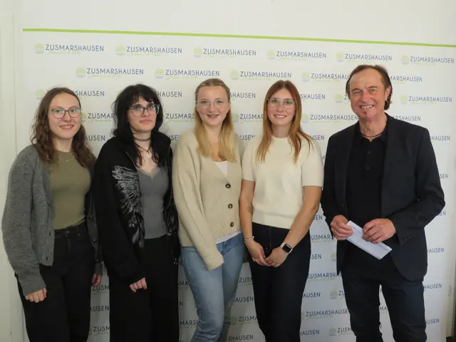 von links nach rechts: Carina Hößle, Anna-Sophie Knöpfle, Marla Schweizer und Lea Dopfer mit Bürgermeister Bernhard Uhl / es fehlen: Katharina Mayr, Denise Bissinger und  
Ben Belak
 | Foto: Markt Zusmarshausen