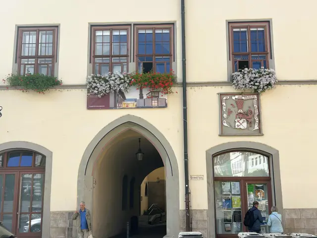 Hinweis am Rathaus zum neuen Theater-Standort. 