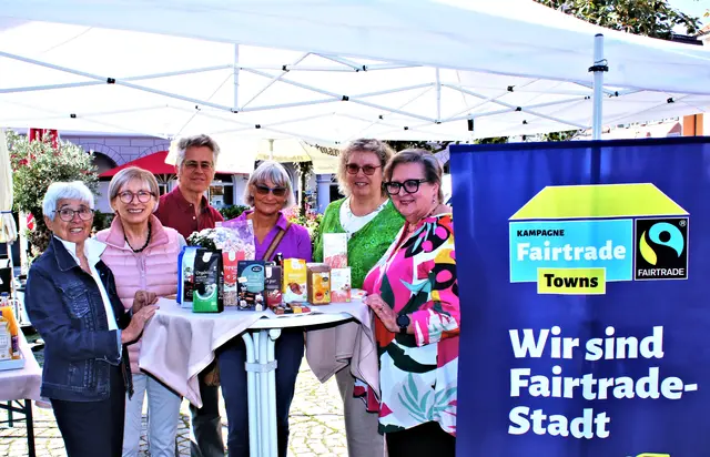 Mitglieder der Lauinger Steuerungsgruppe Fair Trade-Town (von links): Margrid Esselbach, Dr. Ursula Kigele, Manuel Lins, Birgit Spring, Dr. Doris Roller und Irmgard Daub.  | Foto: Heike Siebert