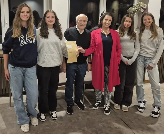 Bereits in jungen Jahren ein wichtigen Beitrag zur Dorfgemeinschaft leisten, v.l. Philippa El Husseini, Lucie Dörfler, Mona Martin und Paula Utz, die Monika Kopp und Dr. Michael Raschke ihre Weihnachtsmarktspende überreichen.