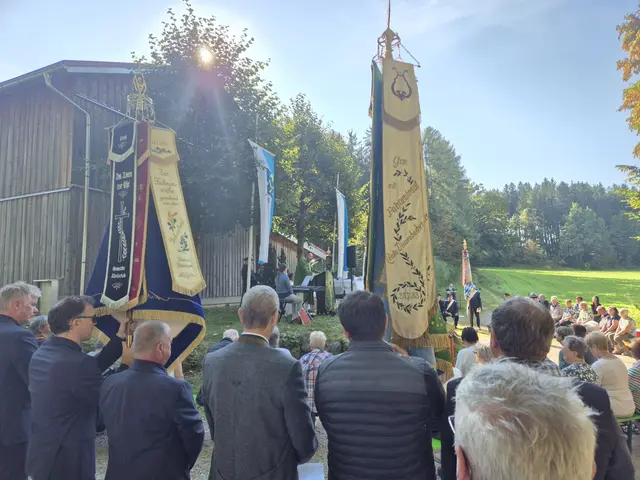 Vorstand Helmut Lenzgeiger begrüßte die Fahnen des Dorfes sowie zahlreiche Gäste beim Friedensdankgottesdienst am Furnierkreuz.