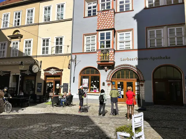 Herrenstraße mit scönem Erker. 
(nach dem zweiten Termin;). 