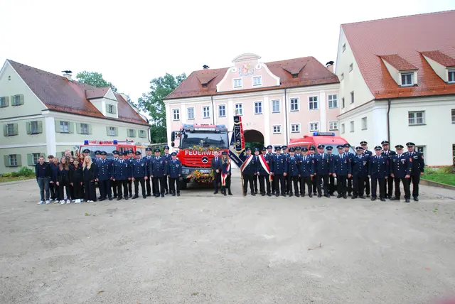 Foto: Die Aktiven der FFW Allmannshofen stellen sich stolz zum Gruppenbild mit ihrem neuen Löschfahrzeug im Klosterhof von Holzen. (Bild: Gudrun Stiglmeir)