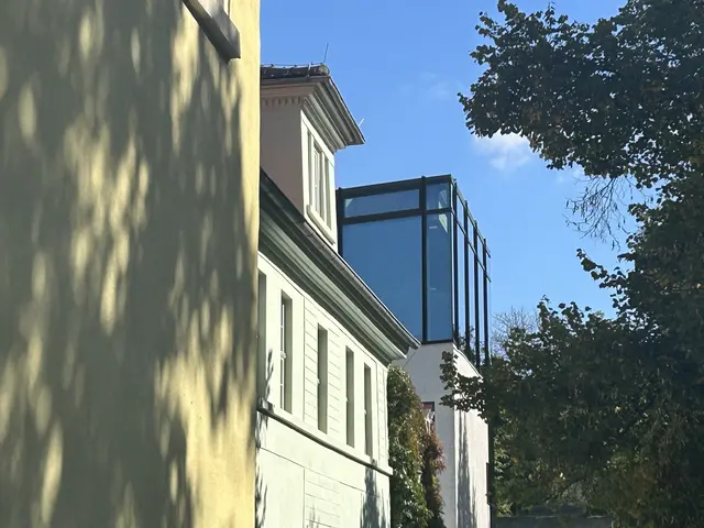 Erste Fenster Nietzsche-Haus, dahinter das Nietzsche Dokumentationszentrum. 