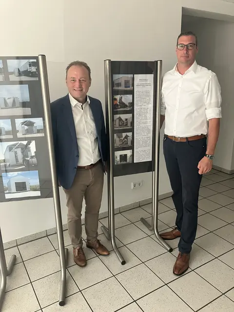  Geschäftsführer Stefan Ammer (rechts im Bild) zeigt dem Bobinger Bürgermeister Klaus Förster wie die Anlagen samt Hallensystem von Bobingen aus zu den Kunden auf der ganzen Welt transportiert werden. Auf dem Bild fehlt Maria Schempp, Wirtschaftsförderung, Stadt Bobingen. | Foto: Stadt Bobingen, Maria Schempp