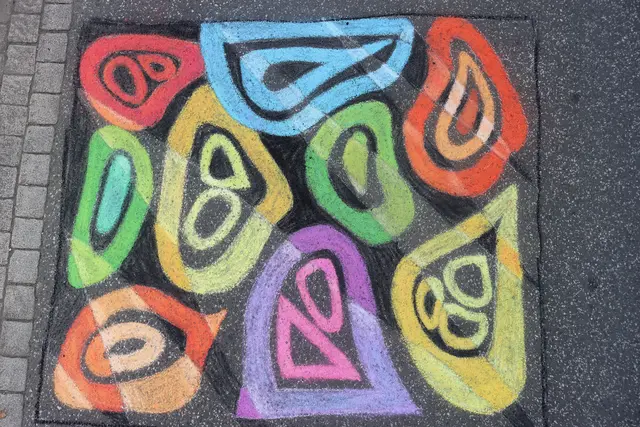 Buntes Bild beim Straßenmalerfestival 2025 in Neustadt