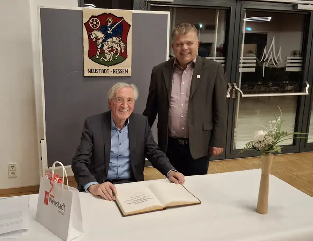Der Autor Norbert F. Pötzl trug sich nach seiner Lesung ins Goldene Buch der Stadt Neustadt ein Bürgermeister Thomas Groll war stolz darauf, einen solch prominenten Autor begrüßen zu können. | Foto: Stadt neustadt/Hessen