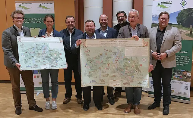 Die Region rückt zusammen, jetzt auch mit einer eigenen Wimmelkarte, die von Ludwig Lenzgeiger und Florian Mair gemeinsam mit Simone Hummel (Entwicklungsforum) sowie den Bürgermeistern Anton Gleich, Karl-Heinz Mengele, Heinrich Jäckle, Stefan Scheider präsentiert wurde.