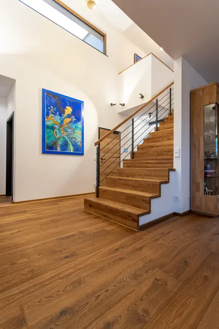 Stilvolles Ambiente: Dank des einheitlichen Looks gehen Bodenbelag und Treppe scheinbar nahtlos ineinander über. | Foto: Foto: HLC/Bembé Parkett