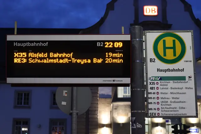 An dieser Bushaltestelle sollen der X35 und der RE30 verkehren.