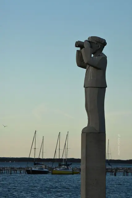Rund ums Steinhuder Meer (Foto: Katja Woidtke)

Abendstimmung an der Promenade in Steinhude - "Der Hafenmeister" von Damjen Lajic | Foto: Katja Woidtke