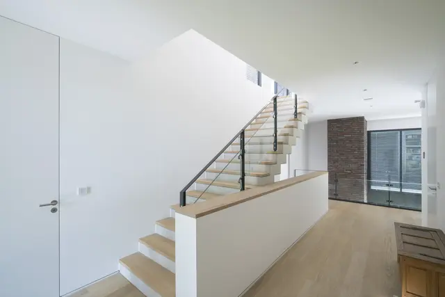 Fließende Übergänge für moderne, offene Raumkonzepte: Die mit Parkett verkleideten Stufen passen zum Bodenbelag.  | Foto: HLC/Bembé Parkett/Reiner Geue